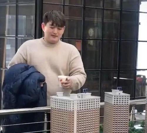 青岛网红大叔和他儿子吃瓜事件,一场网络热议的亲子互动  第1张